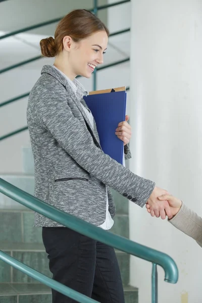 Kobieta kobieta interesu, drżenie rąk w nowoczesnym biurze — Zdjęcie stockowe