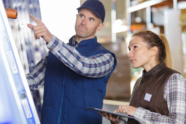 Lagerarbeiter im Lager — Stockfoto