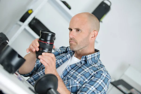 Fotograaf instelling camera en man — Stockfoto