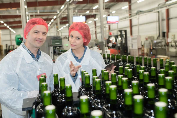 Lavoratori in una fabbrica di bottiglie di vetro — Foto Stock