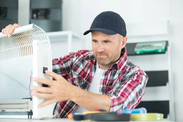 Elektrikli radyatör teknisyen ve radyatör — Stok fotoğraf