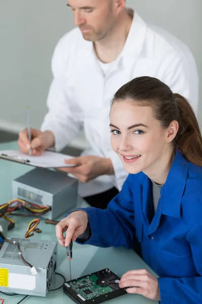 Estudante eletricista feminino com professor — Fotografia de Stock