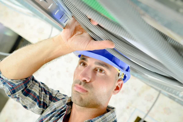 Seriös elektriker och man — Stockfoto