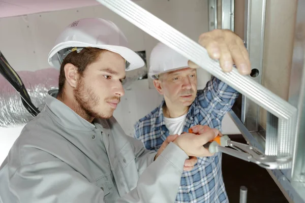 Ensemble maître et apprenti raccords sur la fenêtre — Photo