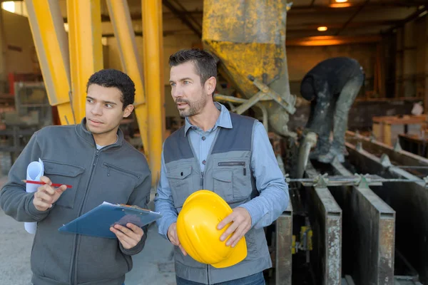 Directeur et travailleur industriel en dehors de l'usine — Photo