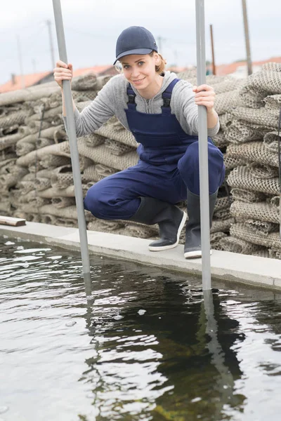 Portrét ženy comercial rybolov krytím — Stock fotografie
