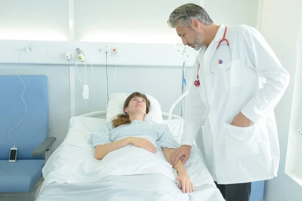 Dokter van ontroerende patiënt arm — Stockfoto