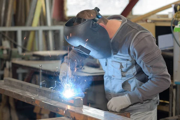 Man welds at the factory — Stock Photo, Image