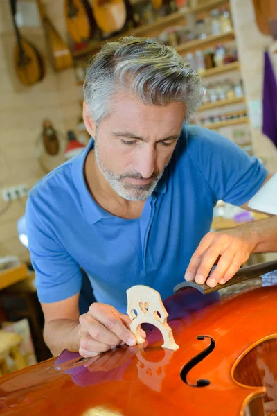 Luthier trabajando en un contrabajo —  Fotos de Stock