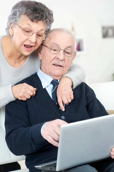 Seniorenpaar mit Laptop — Stockfoto