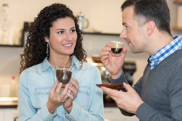 Baristas femelles et mâles sentant divers arômes — Photo