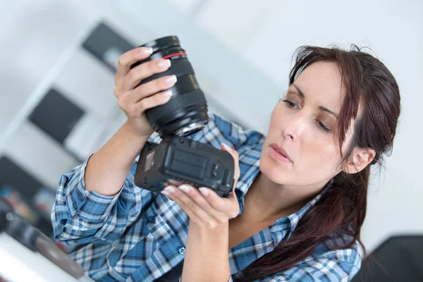 Mujer montar una cámara dlsr — Foto de Stock