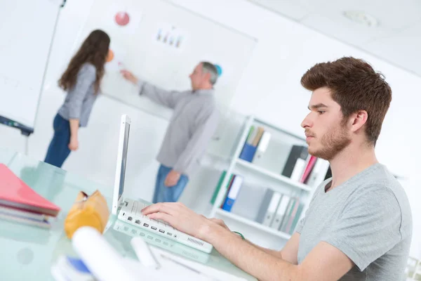 Jovem usando laptop para aprender inglês — Fotografia de Stock