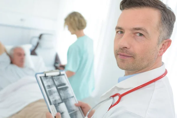 Nemocniční lékař drží pacienty x-ray film — Stock fotografie