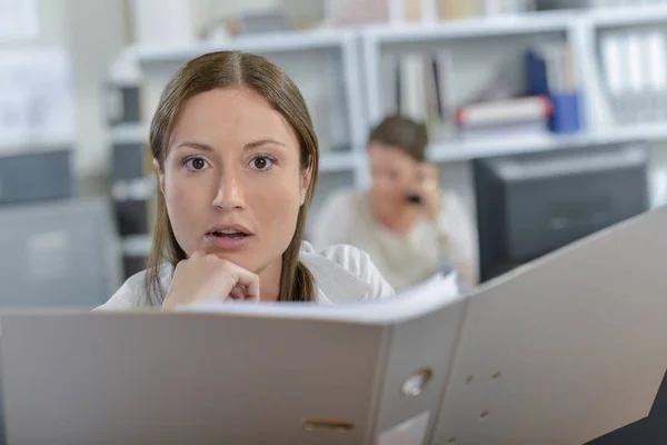 Mujer sorprendida por un documento — Foto de Stock