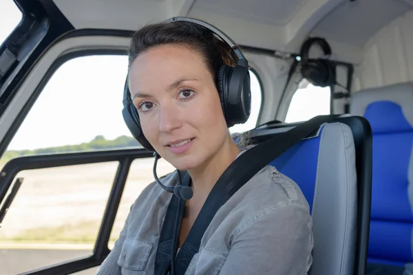 Kvinnliga helikopter pilot och kvinnliga — Stockfoto