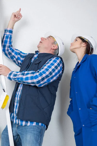 Zeigt auf das Leck an der Decke — Stockfoto