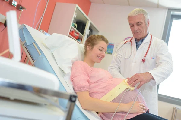 Schwangere mit Arzt in Klinik — Stockfoto