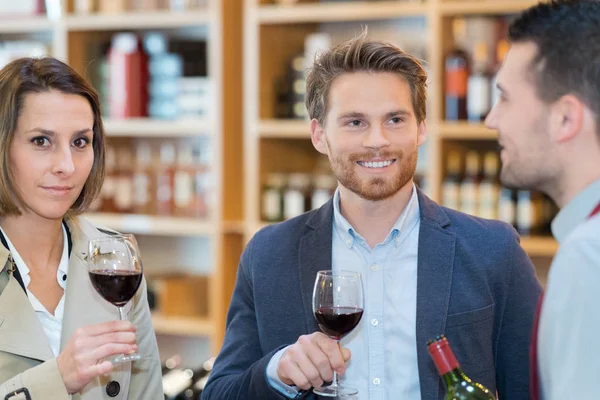 Sommelier ofrece degustación de vinos a pareja — Foto de Stock