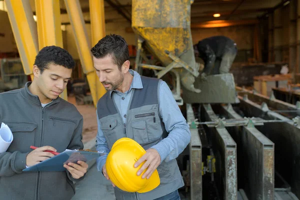 2 arbetstagare diskutera i metallsmältverk fabrik — Stockfoto