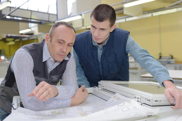 Ingegnere e apprendista in fabbrica — Foto Stock