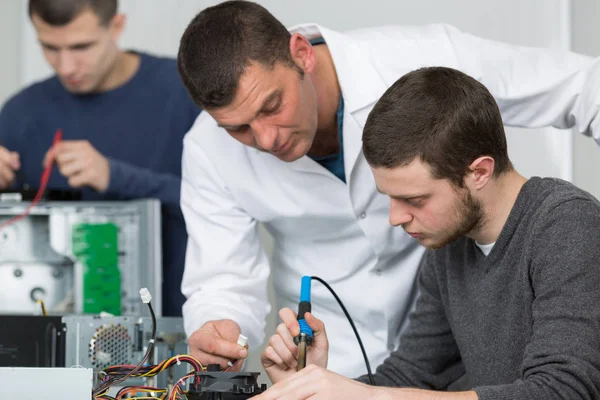 Montador eletrônico usando um ferro de solda — Fotografia de Stock