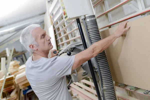 Schreiner stand neben Werkstattmaschinen — Stockfoto