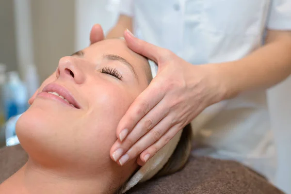 Bela jovem mulher recebendo massagem na cabeça no spa de saúde — Fotografia de Stock