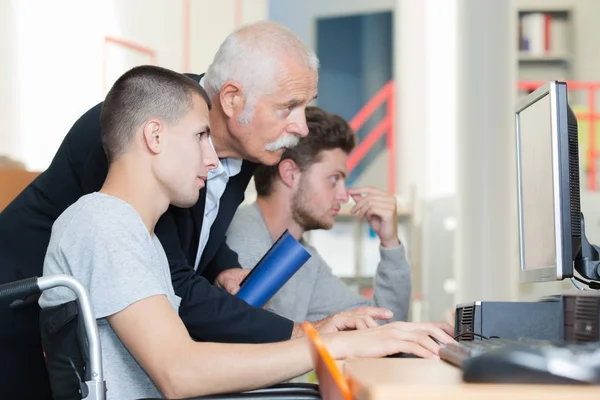 Informatietechnologie en leraar — Stockfoto