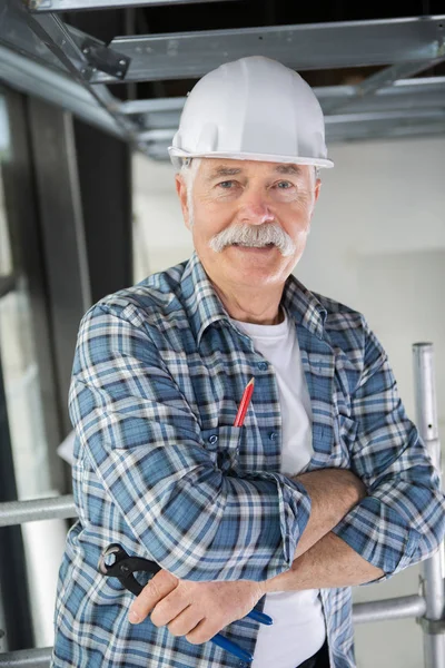 Glad senior male builder — Stockfoto