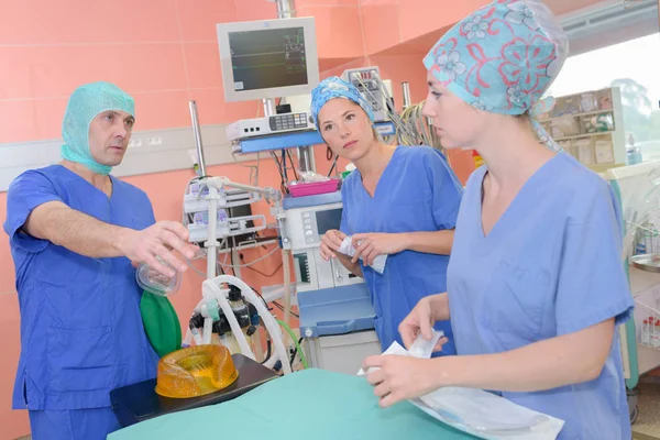 Χειρουργός ομάδας στην εργασία για την χειρουργική επέμβαση στο νοσοκομείο — Φωτογραφία Αρχείου