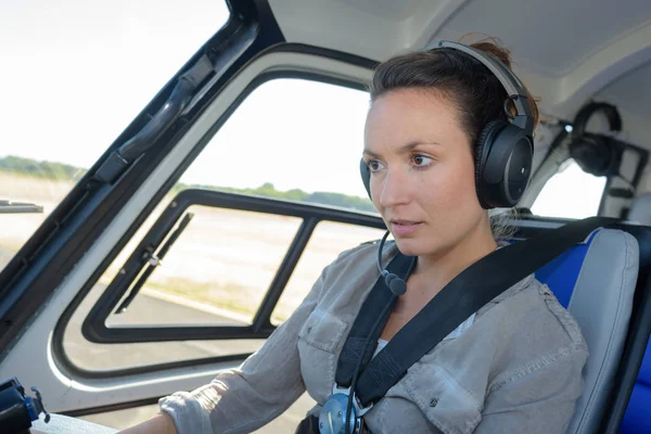 Närbild porträtt av ung kvinna helikopter pilot — Stockfoto