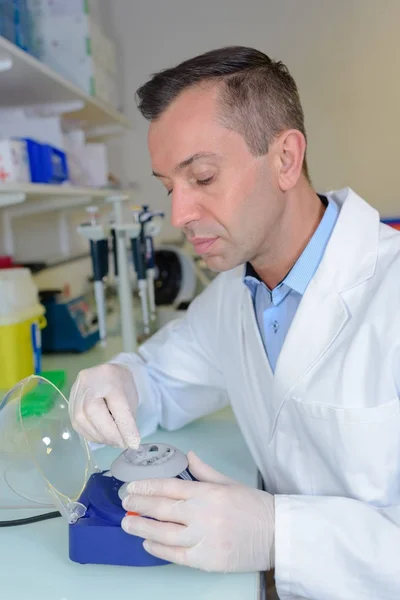 Tecnico biologico in laboratorio — Foto Stock