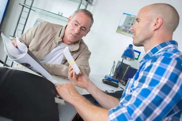 Partners som signerar ett dokument — Stockfoto