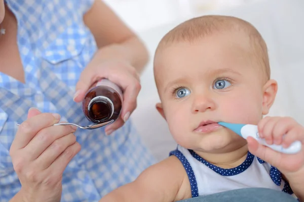 Donner des vitamines au bébé — Photo