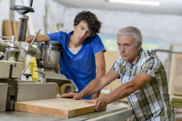 Zwei Mann in Werkstatt — Stockfoto