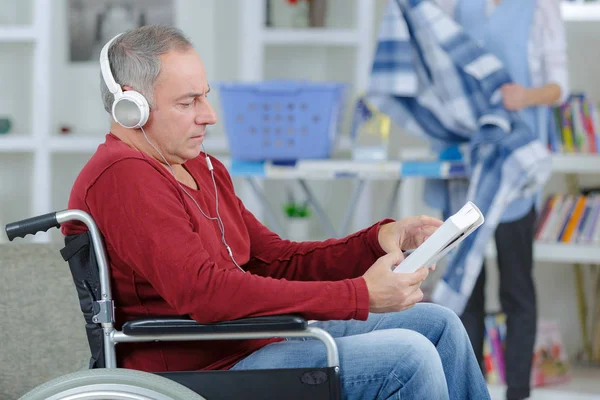 Homme handicapé portant un casque — Photo