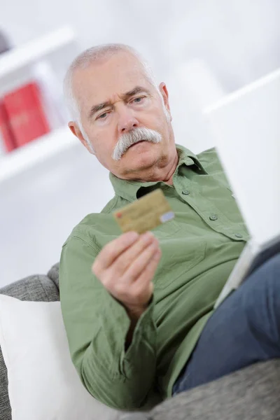 Oude man, aankoop van iets van het internet — Stockfoto