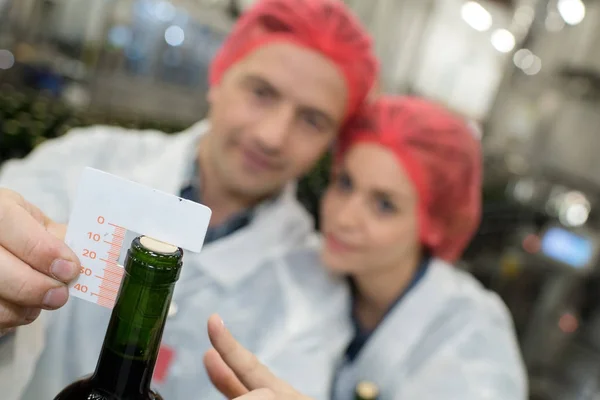 Measuring cork in the bottle — Stock Photo, Image