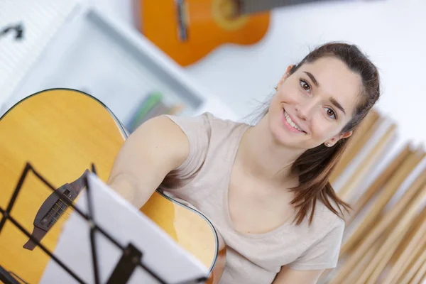 Portret van jonge vrouw met gitaar — Stockfoto