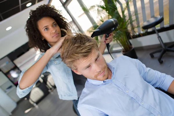 Jeune femme séduisante coiffeur coiffure client choisit — Photo