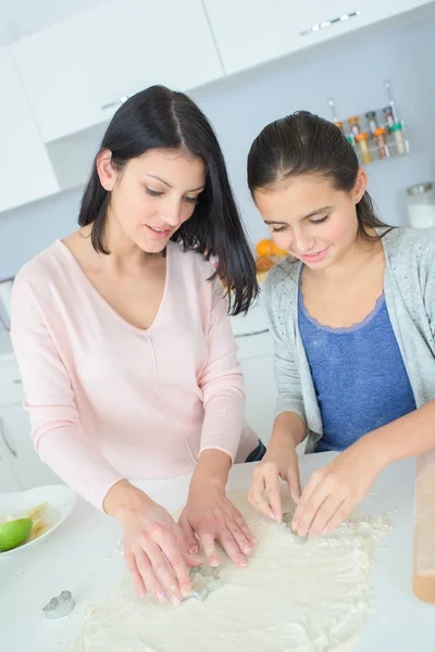 母亲和女儿在厨房里做饭 — 图库照片