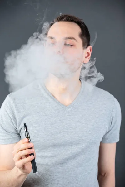 Uomo che usa un vaporizzatore — Foto Stock