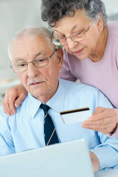 Seniorpaar kauft im Internet mit Kreditkarte — Stockfoto