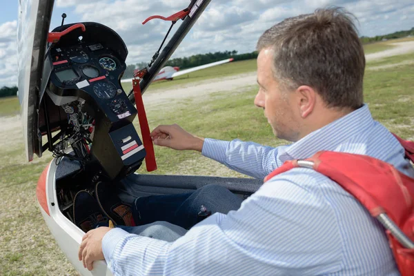 Pilote de planeur assis dans le poste de pilotage sur la piste avant le décollage — Photo