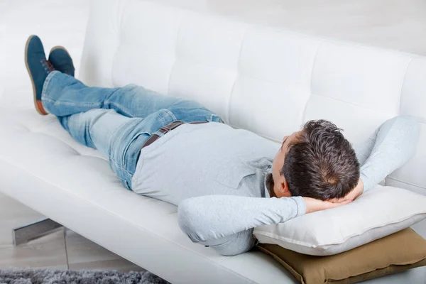Muž středního věku má klidnou chvilku odpočinku na pohovce — Stock fotografie