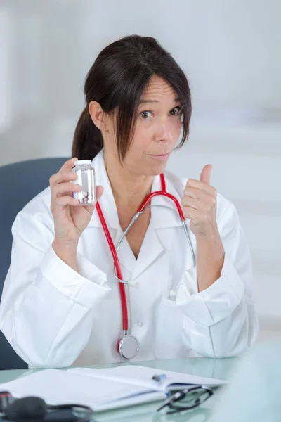 Młoda atrakcyjna lekarka, dając pigułki — Zdjęcie stockowe