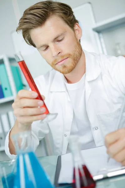 Investigador que verifica os tubos de ensaio retrato do cientista masculino — Fotografia de Stock