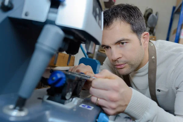 Lavoratore concentrato sul suo lavoro — Foto Stock