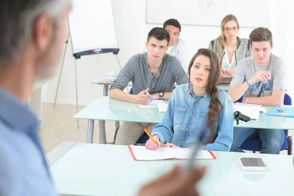 Onderwijs middelbare school teamwerk en mensen concept — Stockfoto